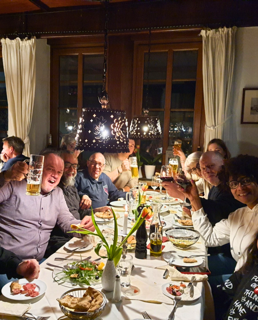 Stimmungsvolle Gästegruppe beim Abendessen im Restaurant "Altes Holztor" in Eltville am Rhein.